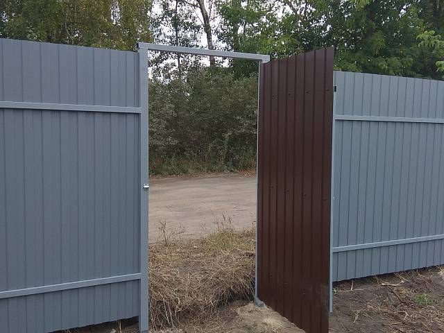 Строительство забора с воротами и двумя калитками в деревне Зубово