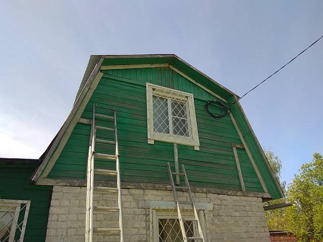 Выравнивание фронтонов, ветро-влагозащита и обшивка сайдингом мансарды в деревне Высоково
