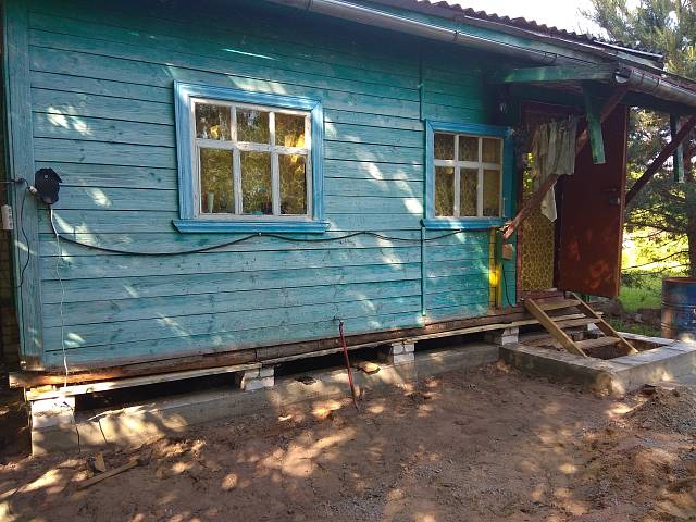 Вывешивание веранды, обшивка сайдингом и ремонт фундамента дачного дома в СНТ "Зелёный Уголок"